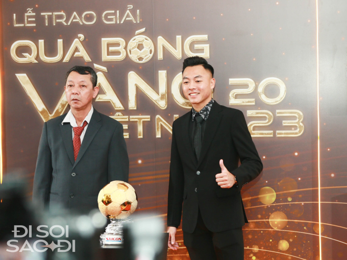 View - Visual cực phẩm của dàn sao đội tuyển Việt Nam tại thảm đỏ Quả bóng Vàng: Đặng Văn Lâm tinh tế chỉnh cà vạt cho Tuấn Hải
