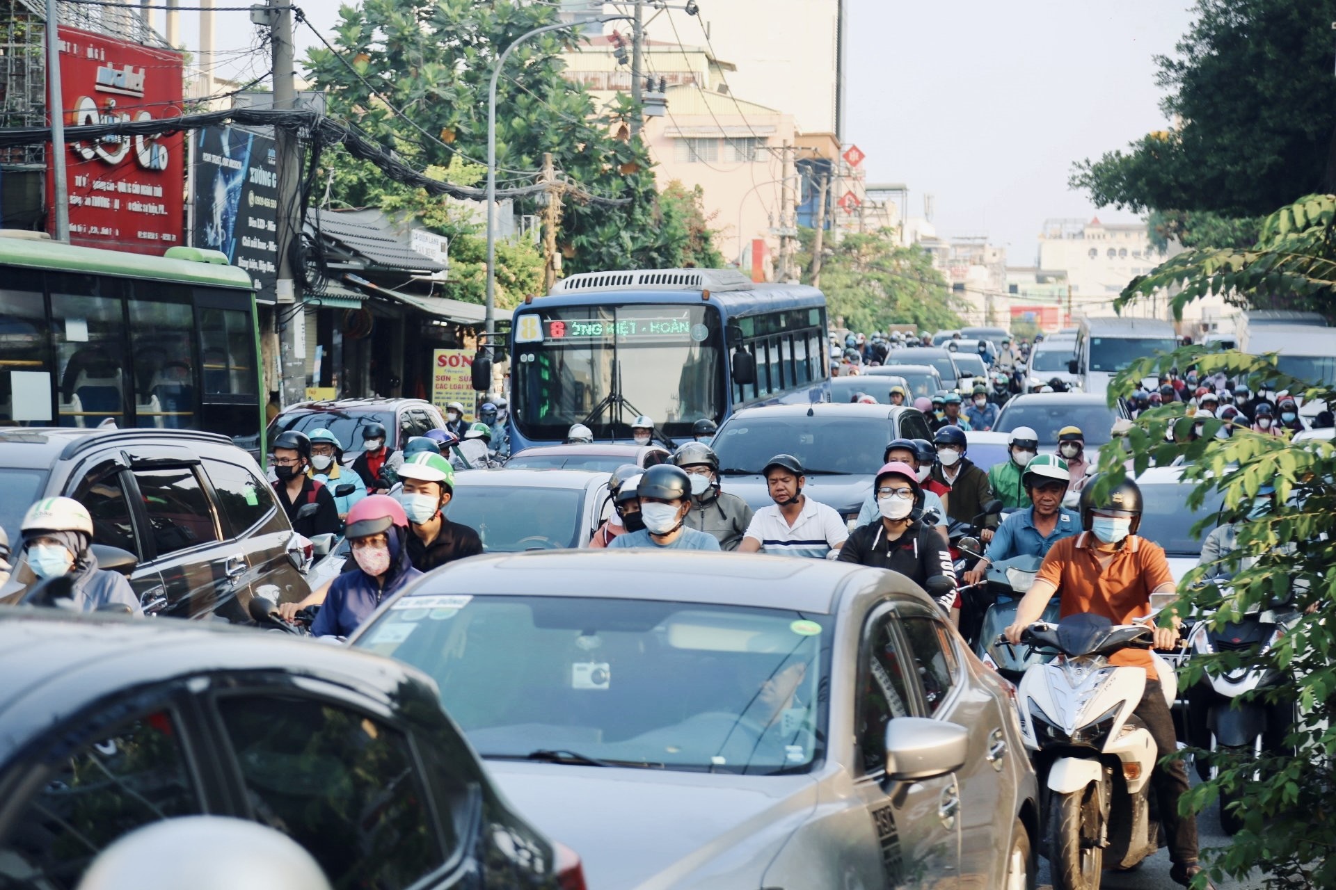 View - "Ngộp thở" với cảnh kẹt xe không lối thoát tại TP.HCM sáng đầu tuần sau kỳ nghỉ Tết