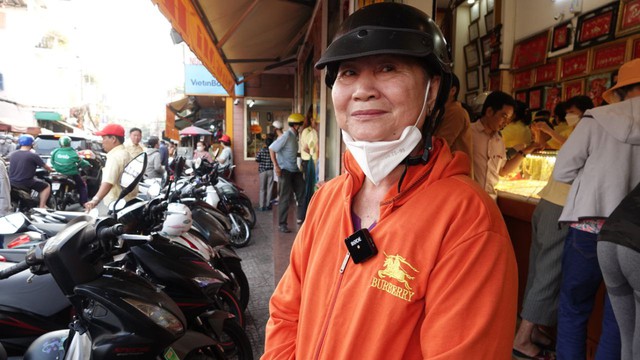 Nghe người lớn kể chuyện mua vàng ngày vía Thần Tài: Mua lấy may vì “về lâu về dài vàng không bao giờ mất giá” - Ảnh 2.