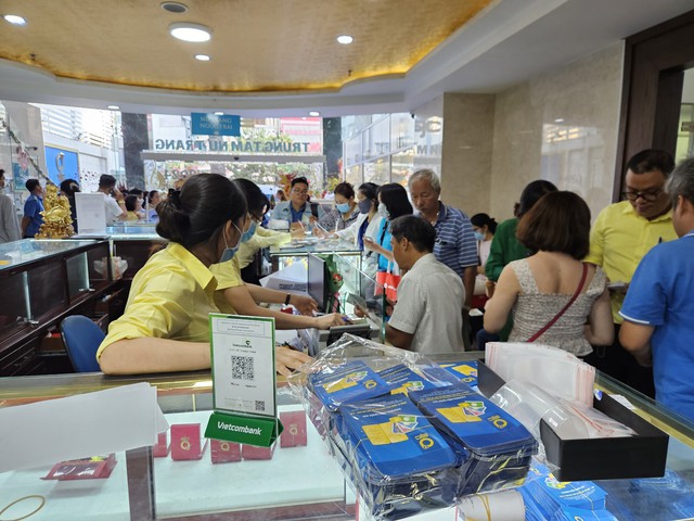 Cuối ng&agrave;y 19-2, gi&aacute; v&agrave;ng SJC tăng, nhiều người vẫn tấp nập mua v&agrave;o - Ảnh 3.
