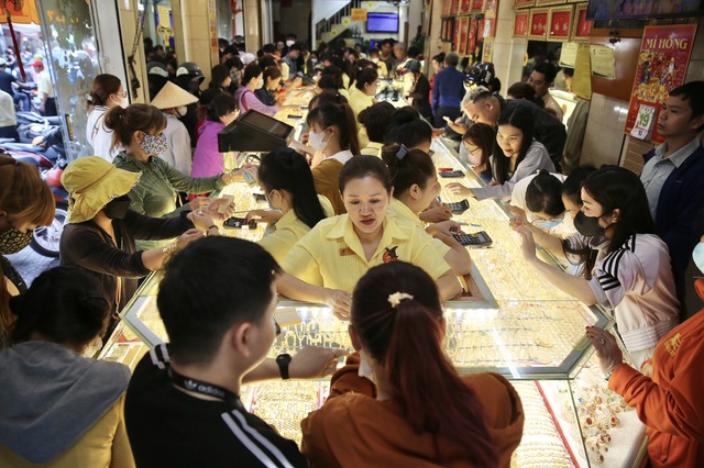Cuối ng&agrave;y 19-2, gi&aacute; v&agrave;ng SJC tăng, nhiều người vẫn tấp nập mua v&agrave;o - Ảnh 1.