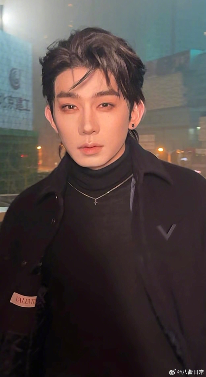 View - Danh hài Dương Địch lột xác chấn động Weibo