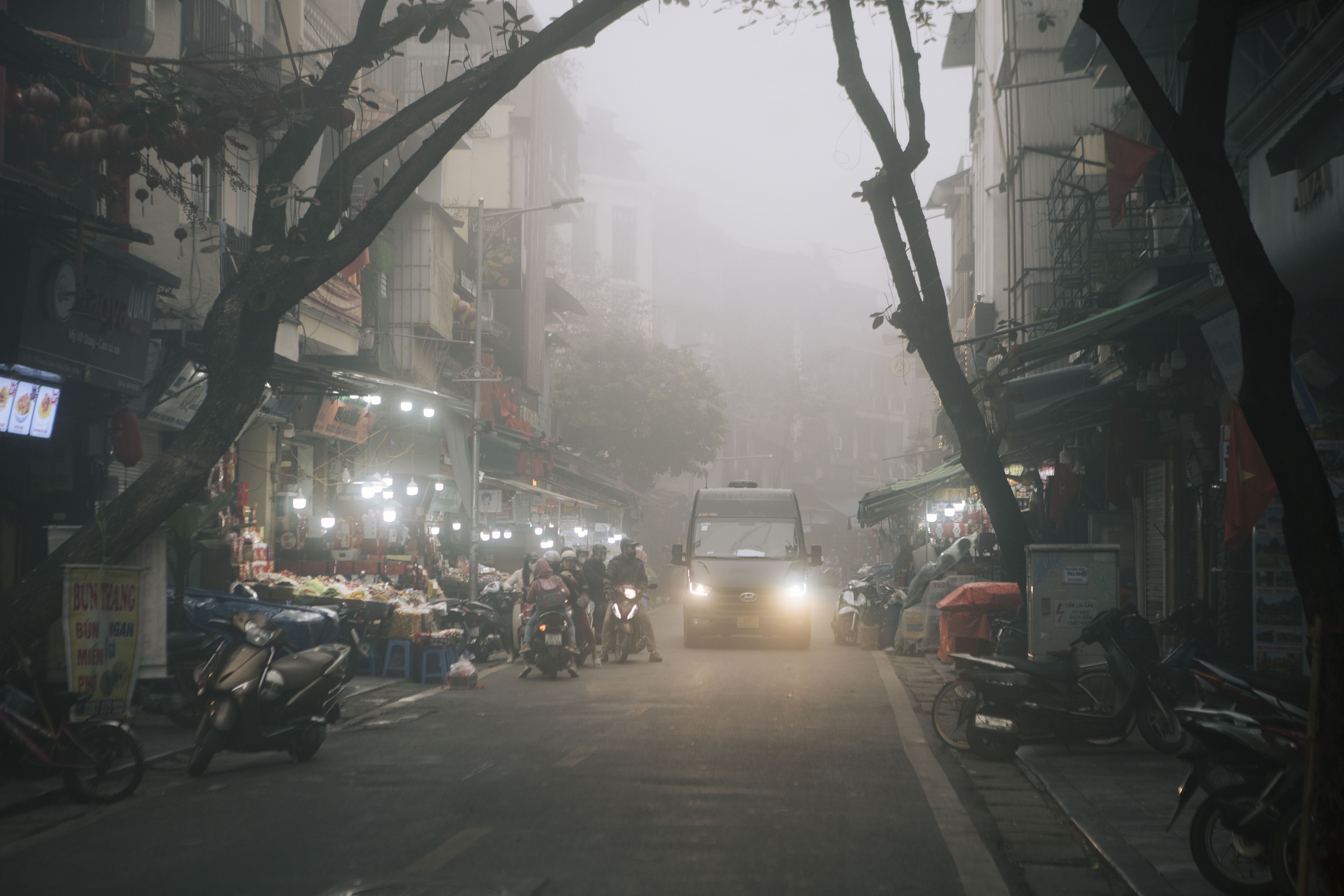 View - Ảnh: Hà Nội "đẹp lạ" trong ngày Ông Công Ông Táo, khắp nơi "mù sương" khiến nhiều người liên tưởng đến Sa Pa