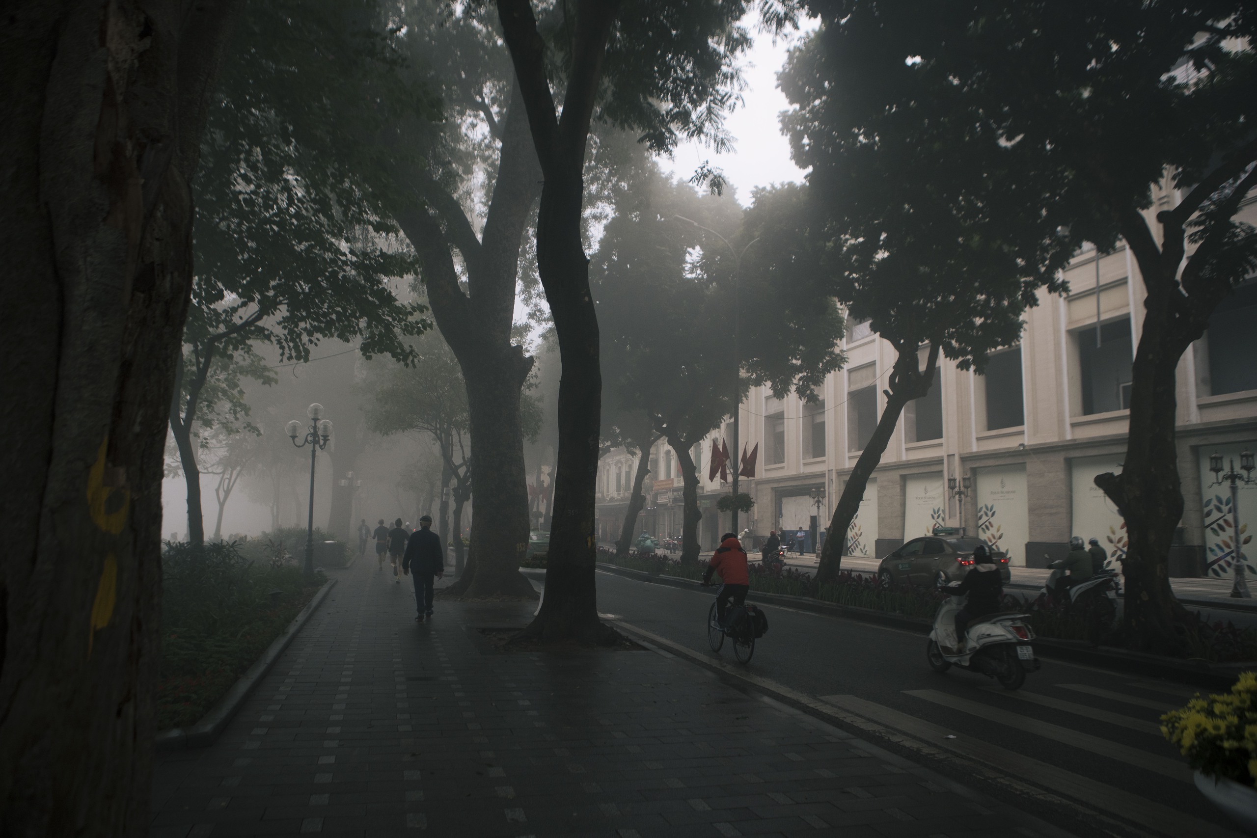 View - Ảnh: Hà Nội "đẹp lạ" trong ngày Ông Công Ông Táo, khắp nơi "mù sương" khiến nhiều người liên tưởng đến Sa Pa