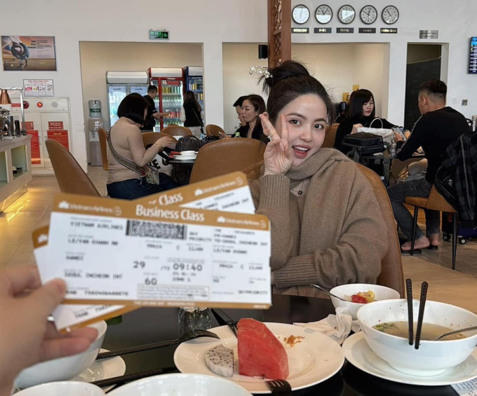 Chu Thanh Huyền gi&agrave;u cỡ n&agrave;o m&agrave; đưa chị em th&acirc;n thiết đi sắm đồ hiệu, bao cả v&eacute; m&aacute;y bay hạng thương gia - Ảnh 2.
