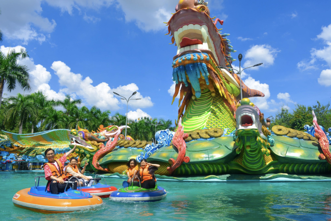 View - Linh vật "rồng đầu cá trê" đón Tết ở Suối Tiên gây bão mạng: Đại diện khu du lịch nói gì?
