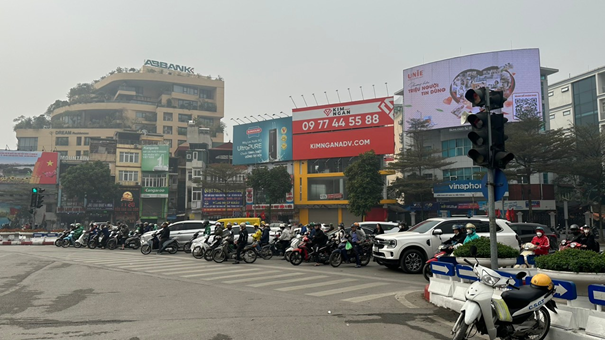 Cảnh sát giao thông Hà Nội bám đường, phân luồng người dân di chuyển trong thời tiết sương mù - Ảnh 4.