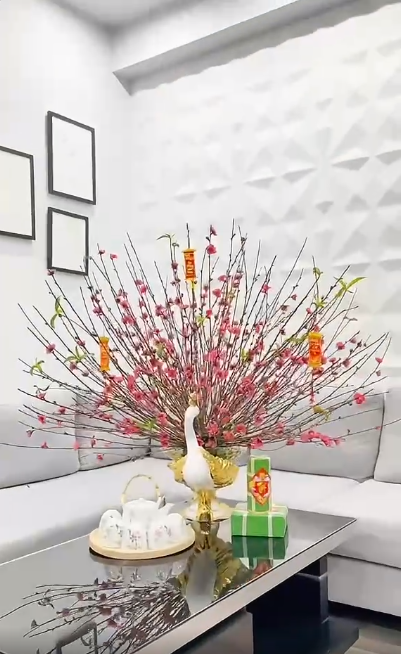 C&aacute;ch cắm c&agrave;nh đ&agrave;o dăm chưng ph&ograve;ng kh&aacute;ch cho 1 m&ugrave;a Tết tiết kiệm m&agrave; vẫn đủ đầy, an vui - Ảnh 1.