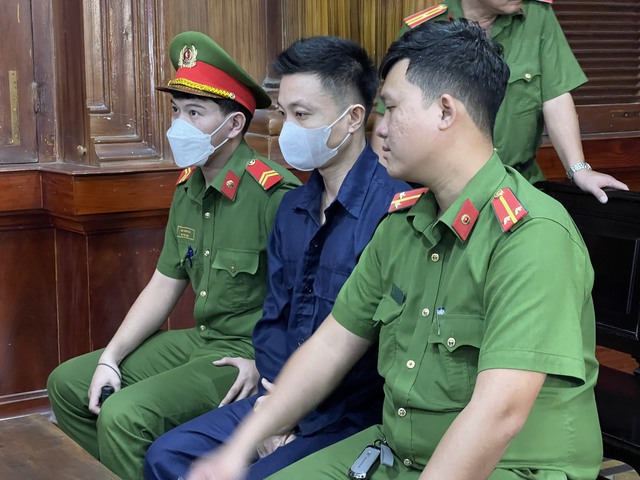 Thầy dạy xe của Ngọc Trinh nhận mức &aacute;n gần 2 năm t&ugrave;, mẹ gi&agrave; bật kh&oacute;c d&otilde;i theo con - Ảnh 1.