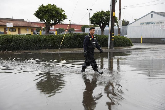 Mỹ: Bang California hứng đòn kép từ 'sông khí quyển', xe ngập đến nóc