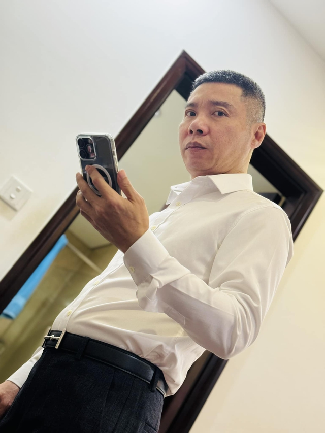 Bất ngờ trước hình ảnh phong độ của Công Lý sau thời gian bị bệnh, bà xã nhìn anh lên đồ mà tỉnh cả ngủ - Ảnh 2.