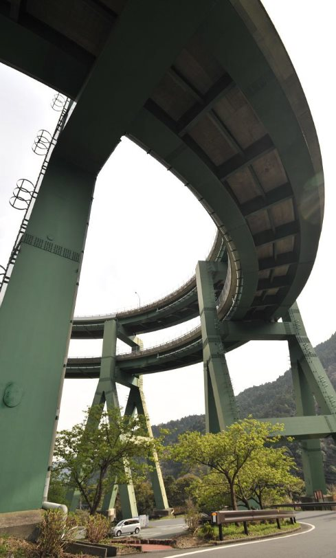 Chứng minh mình có cơ sở hạ tầng không thể đùa, Nhật Bản xây công trình uốn lượn như rắn dài hơn 1.000 mét: Báo chí nước ngoài phải tấm tắc quả là ngoạn mục - Ảnh 2.
