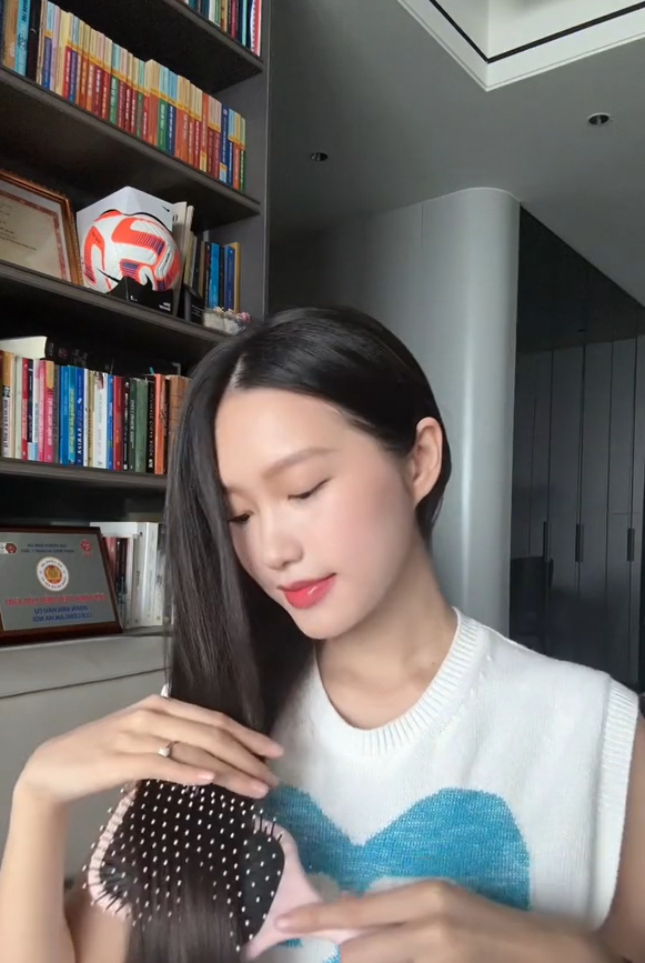 Doãn Hải My ngồi chải tóc cũng khiến dân mạng áp lực ngang vì chuyện học vấn, Văn Hậu lộ diện mạo cần tút tát gấp để đón tết - Ảnh 1.