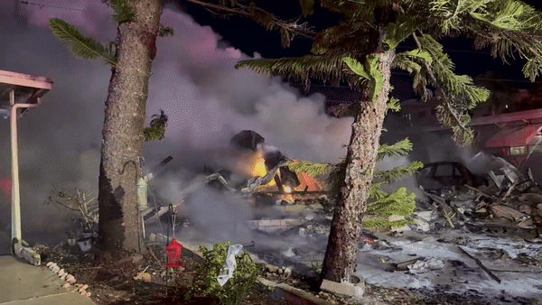Máy bay gặp sự cố rồi lao xuống khu nhà di động ở Florida, hiện trường tan hoang chìm trong biển lửa - Ảnh 2.