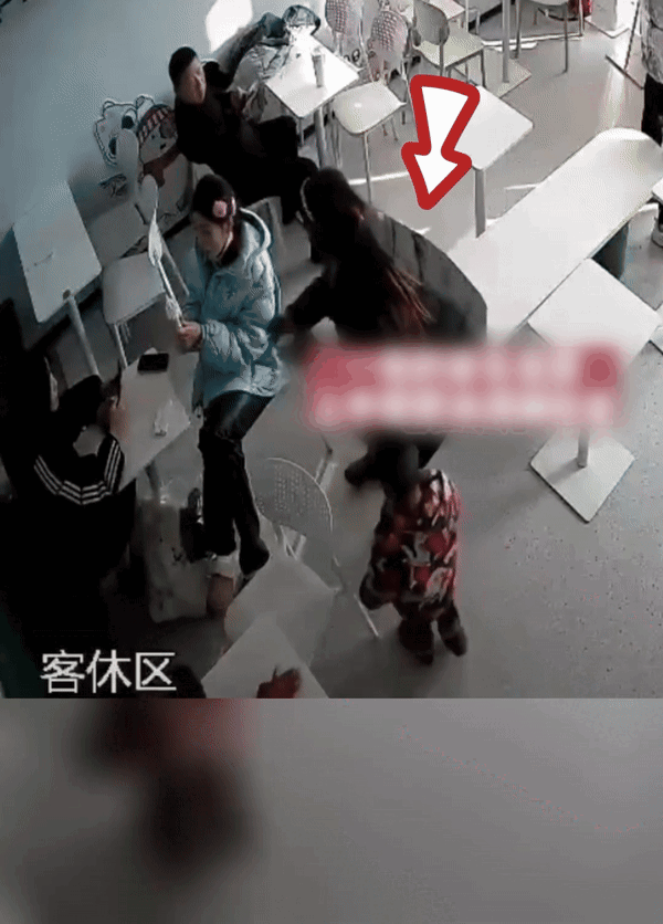 Đang ngồi với bạn, cô gái bị cướp thẳng que kem trên tay, hành động của 3 thủ phạm khiến ai cũng bất bình - Ảnh 3.