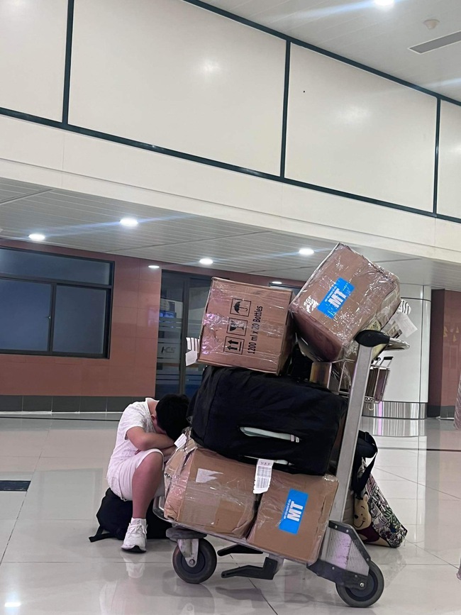 H&agrave;nh kh&aacute;ch kh&oacute;c r&ograve;ng v&igrave; chuyến bay về Vinh, đ&aacute;p ở&hellip; Nội B&agrave;i - Ảnh 3.