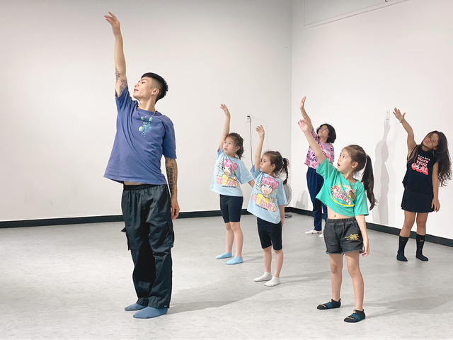 Vũ c&ocirc;ng đỡ Chi Pu trong m&agrave;n nhảy xoay người g&acirc;y cho&aacute;ng: Ẵm 3 giải Qu&aacute;n qu&acirc;n, 8 HCV, l&ecirc;n chức bố ở tuổi 20 - Ảnh 9.