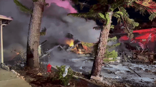 Máy bay gặp sự cố rồi lao xuống khu nhà di động ở Florida, hiện trường tan hoang chìm trong biển lửa - Ảnh 1.
