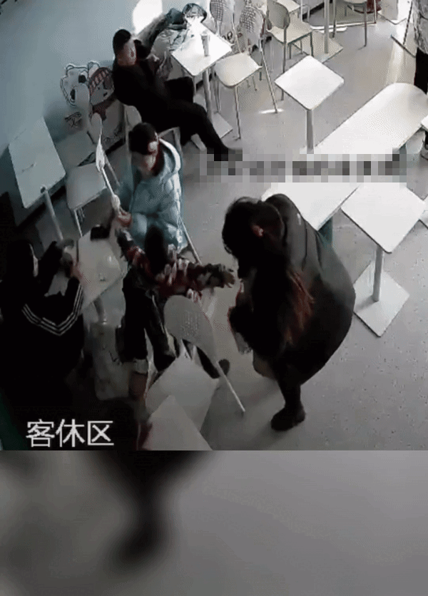 Đang ngồi với bạn, cô gái bị cướp thẳng que kem trên tay, hành động của 3 thủ phạm khiến ai cũng bất bình - Ảnh 2.