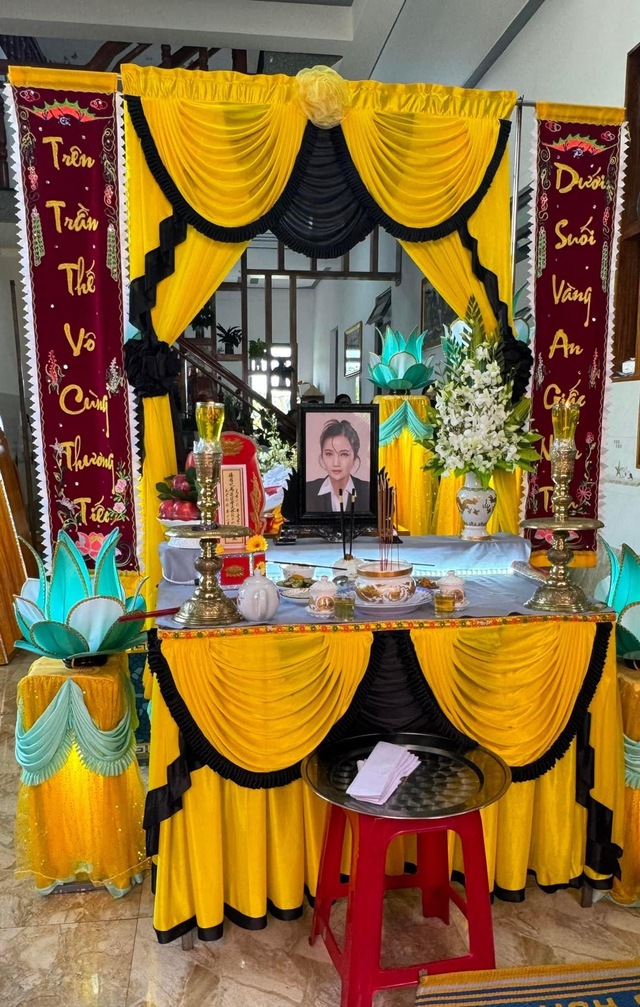 Tang lễ diễn vi&ecirc;n Thuỷ Phạm: Kh&ocirc;ng kh&iacute; tang thương bao tr&ugrave;m, d&agrave;n nghệ sĩ gửi v&ograve;ng hoa tiễn biệt - Ảnh 2.