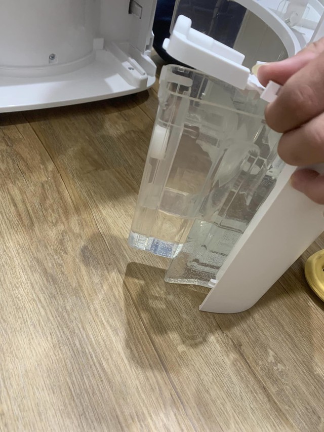 Bật m&aacute;y h&uacute;t ẩm qua đ&ecirc;m trong ph&ograve;ng ngủ, gia chủ bất ngờ với thứ nhận được b&ecirc;n trong: C&oacute; hiệu quả kh&ocirc;ng? - Ảnh 2.