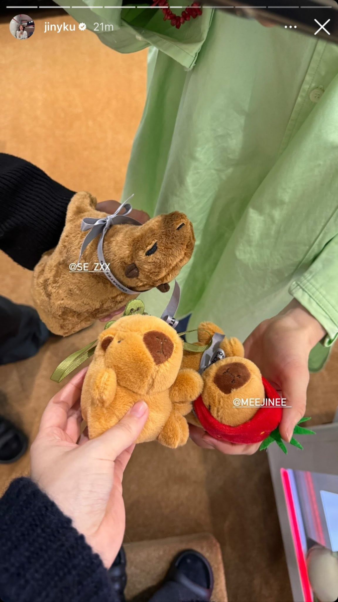 View - Lần đầu hé lộ không gian công ty riêng của Chủ tịch Jennie (BLACKPINK), nhìn giá chiếc ghế sofa thôi cũng đủ thấy "mùi tiền"