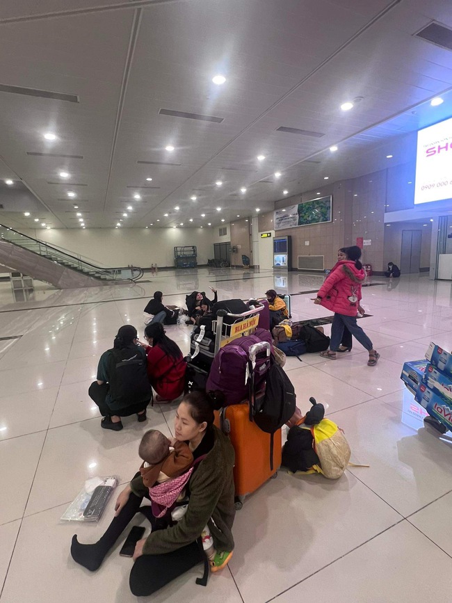 H&agrave;nh kh&aacute;ch kh&oacute;c r&ograve;ng v&igrave; chuyến bay về Vinh, đ&aacute;p ở&hellip; Nội B&agrave;i - Ảnh 1.
