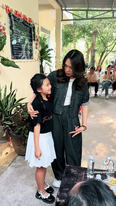 Bất ngờ gặp gỡ con gái cố diễn viên Mai Phương, Mỹ Tâm liền làm 1 chuyện khiến ai cũng xúc động - Ảnh 3.