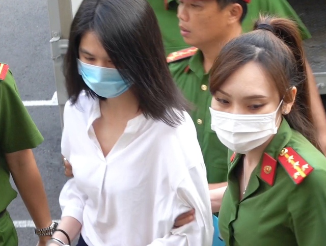H&igrave;nh ảnh Ngọc Trinh trong buổi hầu to&agrave; sau hơn 3 th&aacute;ng tạm giam - Ảnh 4.