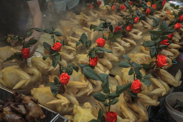 View - Chợ nhà giàu phố cổ Hà Nội tấp nập người xếp hàng, chen chân mua đồ lễ ngày Táo quân