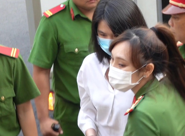 H&igrave;nh ảnh Ngọc Trinh trong buổi hầu to&agrave; sau hơn 3 th&aacute;ng tạm giam - Ảnh 3.