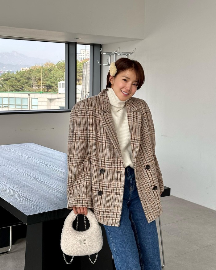 10 cách mặc áo blazer trẻ trung dành cho phụ nữ trên 40 tuổi - Ảnh 2.