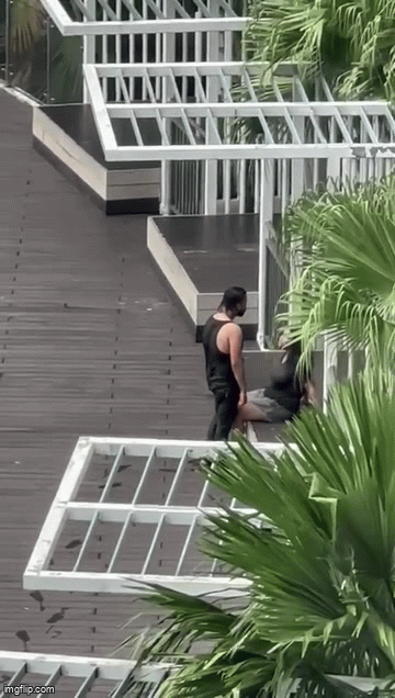 C&atilde;i nhau với bạn g&aacute;i b&ecirc;n bể bơi, người đ&agrave;n &ocirc;ng c&oacute; h&agrave;nh vi khiến người xem phẫn nộ tột c&ugrave;ng - Ảnh 2.