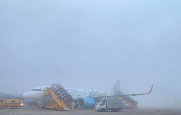 Sương mù dày đặc, nhiều chuyến bay phải chuyển hướng - Ảnh 1.
