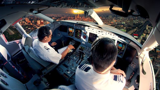 Tiết lộ lương khủng của phi c&ocirc;ng - Ảnh 1.