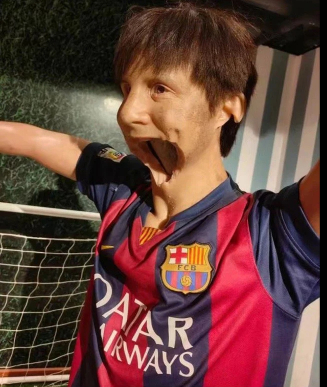 Messi tặng Quả bóng vàng cho bảo tàng Barcelona, tượng sáp bị phá tại Trung Quốc - Ảnh 3.