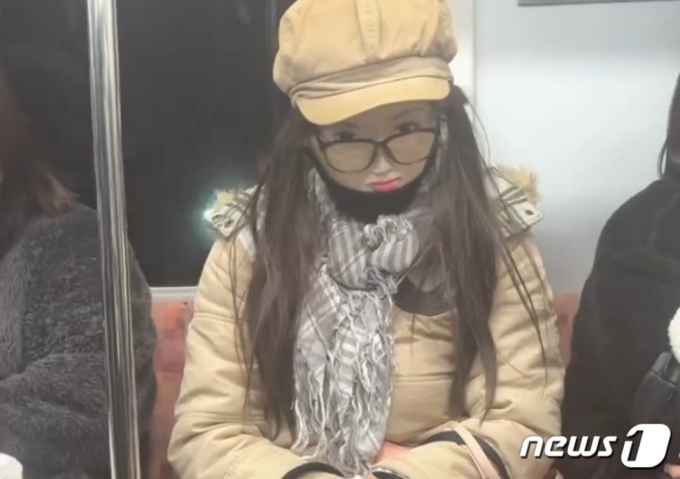 Ảnh cô gái ngồi trên tàu điện ngầm: Trông bình thường nhưng ẩn chứa bí mật khiến người ta kinh hãi
