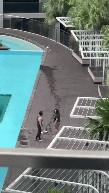 C&atilde;i nhau với bạn g&aacute;i b&ecirc;n bể bơi, người đ&agrave;n &ocirc;ng c&oacute; h&agrave;nh vi khiến người xem phẫn nộ tột c&ugrave;ng - Ảnh 1.