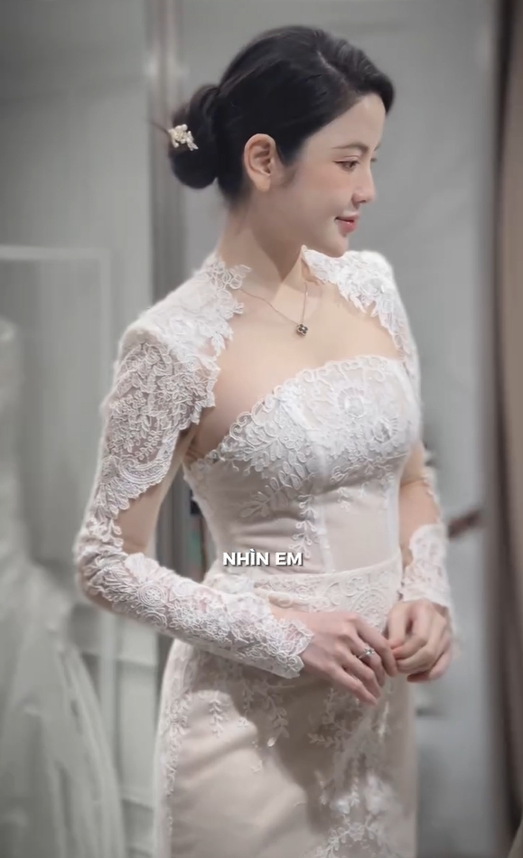 Văn Đức đưa Nhật Linh đi thử váy cưới, nhan sắc cô dâu không cần bàn cãi  nhưng sao nhìn vòng eo trông cứ sai sai