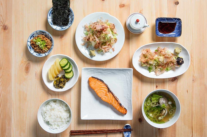 Người Nhật thích ramen, sushi, bữa tối giàu tinh bột nhưng vẫn ít tăng cân nhờ 6 yếu tố then chốt - Ảnh 1.