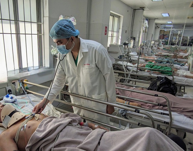 Người đàn ông mù 2 mắt tự lấy kéo đâm vào bụng và cổ - Ảnh 4.