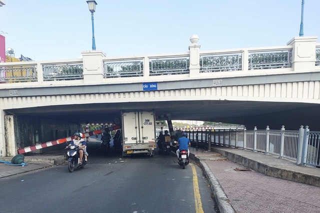 Xe tải "lọt" gầm cầ…