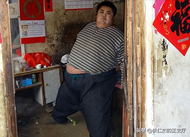 Cậu bé nặng nhất Trung Quốc 14 tuổi đã 150kg, có thể ăn 1 thùng mì gói 1 ngày có kết cục ra sao? - Ảnh 7.