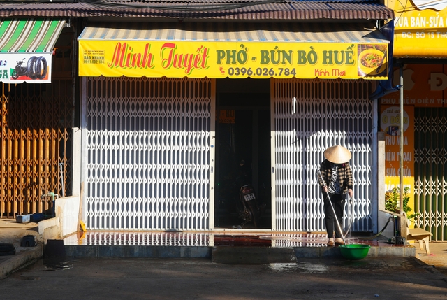 Hai thầy giáo tây đi bộ từ Hà Nội đến TP HCM đã về đích - Ảnh 3.