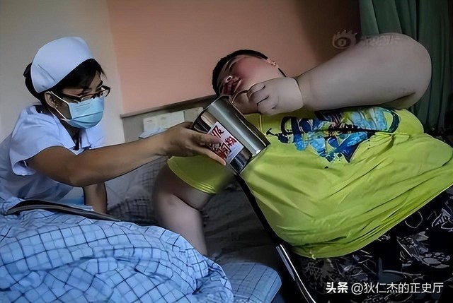 Cậu bé nặng nhất Trung Quốc 14 tuổi đã 150kg, có thể ăn 1 thùng mì gói 1 ngày có kết cục ra sao? - Ảnh 6.