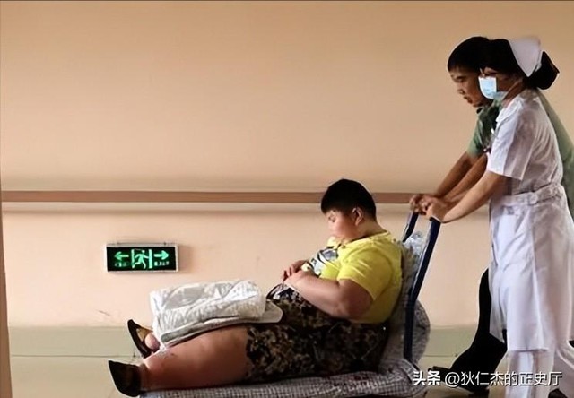 Cậu bé nặng nhất Trung Quốc 14 tuổi đã 150kg, có thể ăn 1 thùng mì gói 1 ngày có kết cục ra sao? - Ảnh 5.