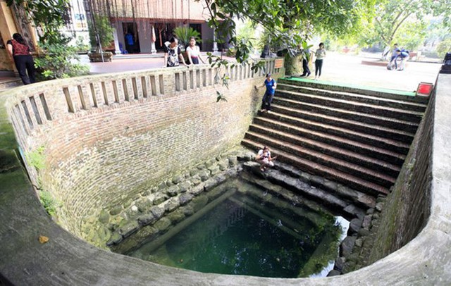 Hàng nghìn người đến một ngôi đền dịp đầu năm, múc nước giếng để uống và rửa tay: Sự thật đằng sau là gì? - Ảnh 5.