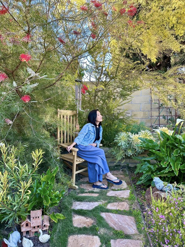 Phú bà phim Mai sở hữu khu vườn cổ tích ở Mỹ: Hoa trái nhiều vô kể, mùa xuân cây mọc che hết lối đi - Ảnh 3.
