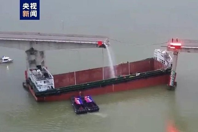 Sà lan đâm gãy cầu ở Trung Quốc, nhiều phương tiện rơi xuống sông - Ảnh 1.