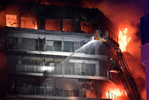 Hỏa hoạn khiến hàng chục người chết và mất tích tại chung cư 14 tầng: Khói lửa cuồn cuộn, khung cảnh hiện trường ám ảnh - Ảnh 7.